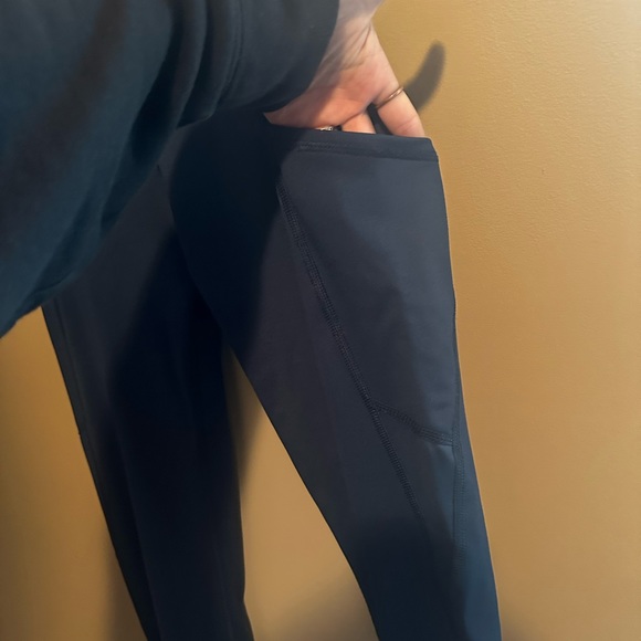 Navy Blue athletic leggings! Pockets and scrunched bottom! Size: Small - Picture 2 of 4